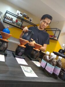 Jefferson Ramón, barista de Tuukay Coffee en Salinas